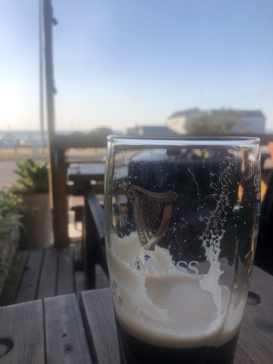 Sundowners #guiness #thehartmelkbos #melkbosstrand #melkbos #summer #ocean #oceanview #beer #guinessbeer #friday 😎📸🇿🇦