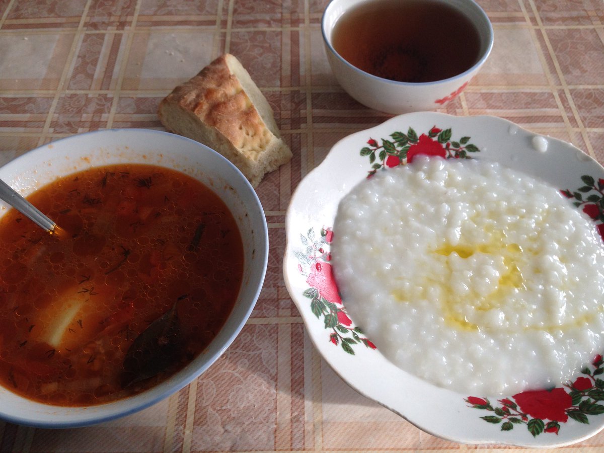 おいしい中央アジア協会 キルギスのある学校のある日の給食 カーシャ 甘いミルク粥 そばの実とジャガイモのスープ ナン 砂糖たっぷり紅茶