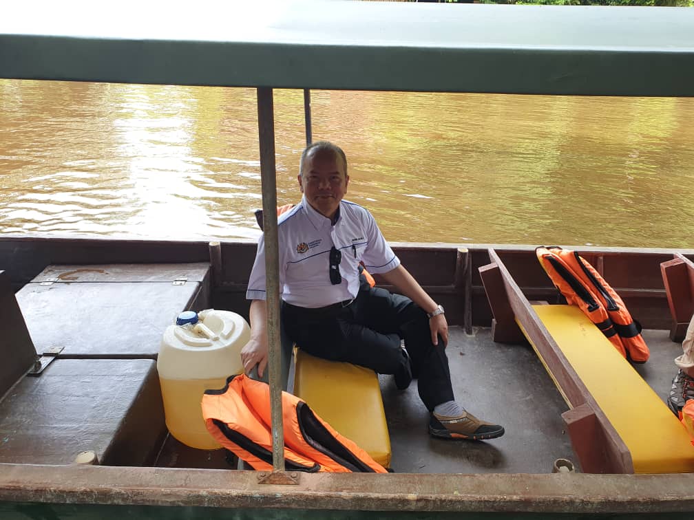 Hari ini saya berada jauh di pedalaman. Lawatan melihat infrastruktur sekolah-sekolah di luar bandar. Menaiki bot panjang dari Mulu ke SMK Tutoh Apoh, Long Panai, Tutoh, Baram, Sarawak. Perjalanan selama 2 jam utk sampai ke sekolah