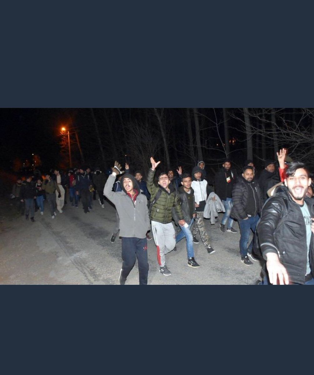 #suriyelileriistemiyoruz #sehidimizvar #idlipsehitleri kimse kusura bakmasın ben hâlâ suriyede ne işimiz var diyorum bu seviyesizler ülkelerinden kaçmış gitmiş bizim askerimiz neden orda şehit oluyor. Bu saatten sonra da ülkemde suriyeli istemiyorum ,hiçbiri de kardeşim degildir