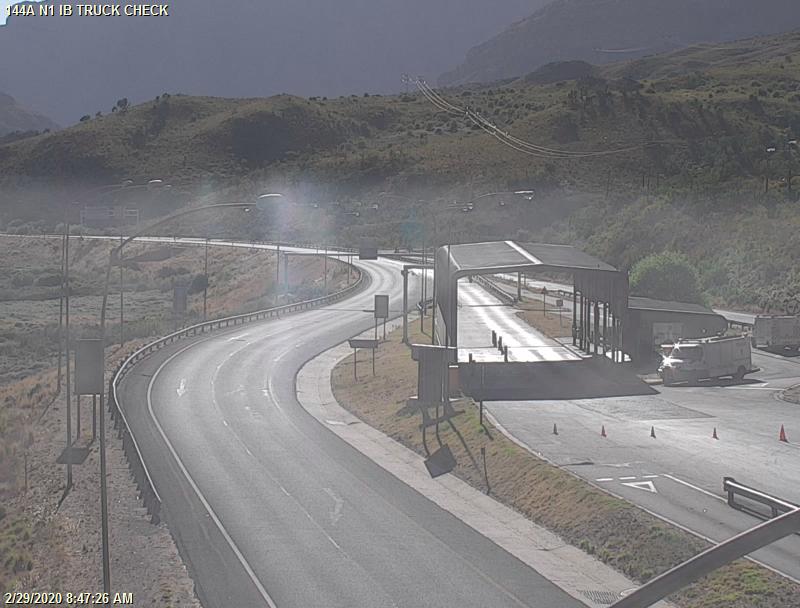 Update: 218359: #Road_Closure due to Veld Fire: N1 both directions closed @ #HuguenoTunnel &amp; Old Du Toits Kloof Pass, use alternate route.
#ShareTheRoad