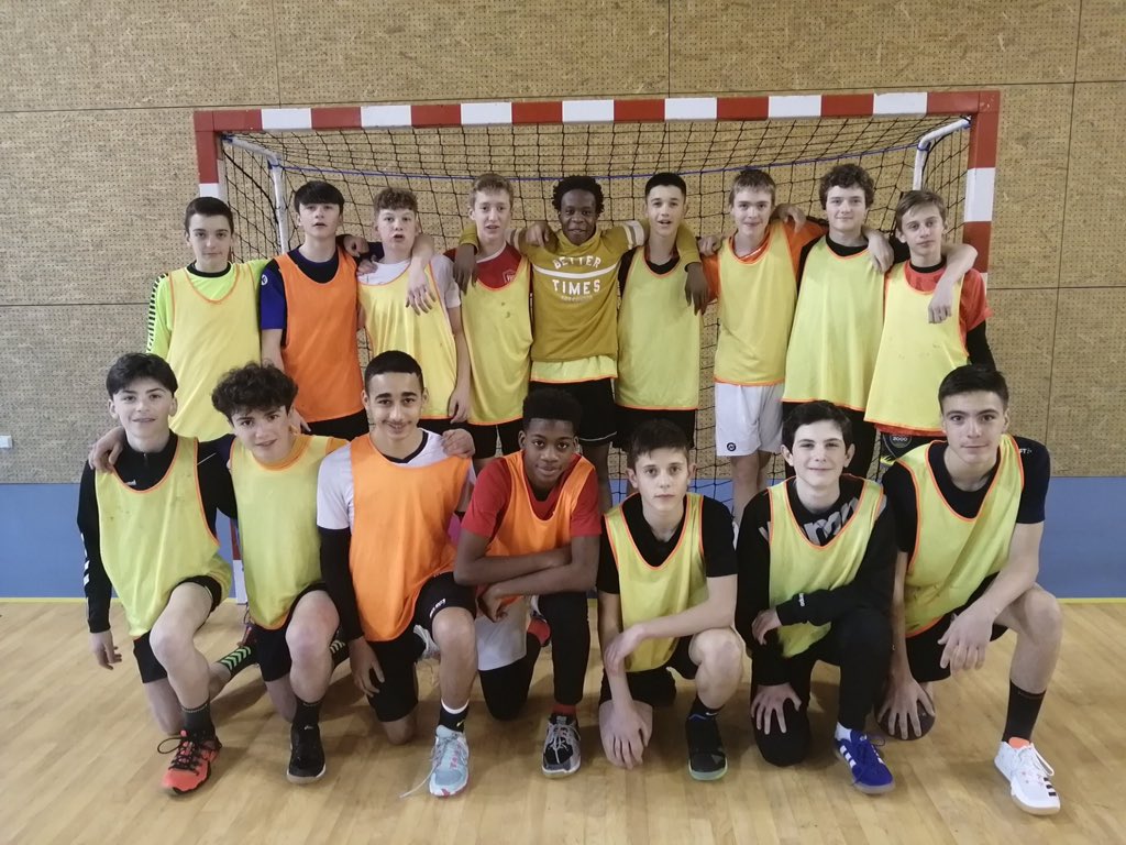 JOLIGuillaume's tweet photo. Fin d’une très belle semaine de travail avec toutes la filière de formation @aurahandball (sélection 2005, stage de ligue 2006 et préparation aux interpoles 2002/2003)
Merci aux cadres qui nous ont aidés et aux arbitres pour le travail effectué. #handballpassion #transmition https://t.co/eINqoSfaQn