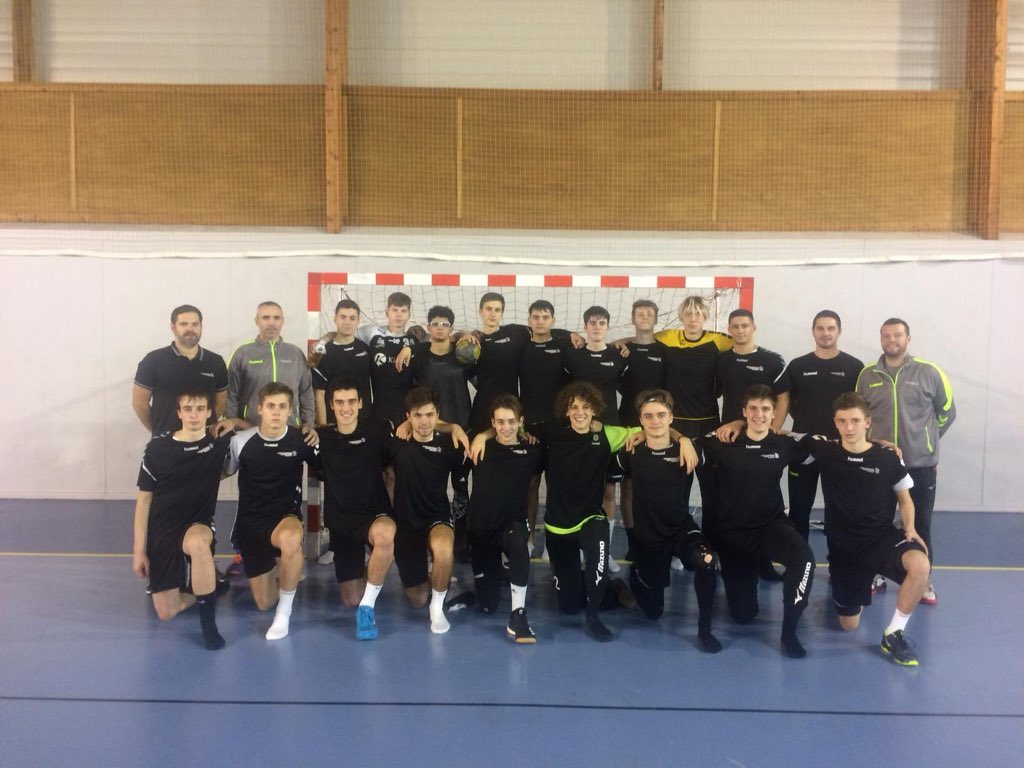 JOLIGuillaume's tweet photo. Fin d’une très belle semaine de travail avec toutes la filière de formation @aurahandball (sélection 2005, stage de ligue 2006 et préparation aux interpoles 2002/2003)
Merci aux cadres qui nous ont aidés et aux arbitres pour le travail effectué. #handballpassion #transmition https://t.co/eINqoSfaQn