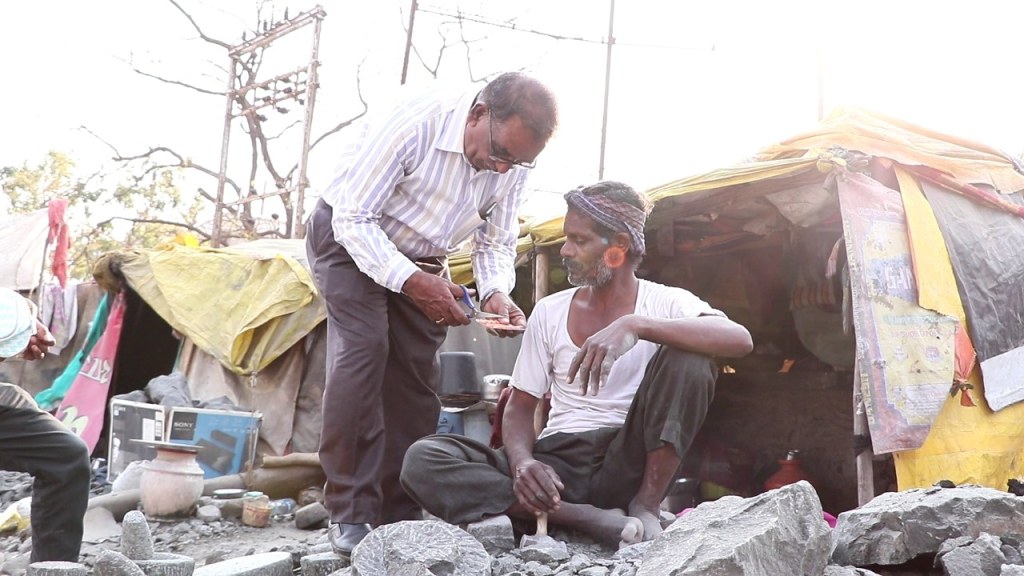 RatnasunderR's tweet photo. डॉ. आचलिया गरीब मजुराची तपासणी करुन गोळ्या देतांना.रत्नसुंदर रिहॅब च्या वतीने आपला दवाखाना… 25/2/2020.शाम दंडे, रमेश जाधव, दीपक आर्या, प्रशांत पाटील, सुरेंद्र शर्मा, परीक्षित शर्मा, दयाळ शर्मा…हा नियमित उपक्रम राबविणे ठरत आहे.डॉ.… https://t.co/iRBh0f9c3J https://t.co/EjpFiGiNQy