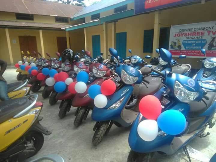 HagramaOfficial's tweet photo. UDALGURI 8th June 2018,The Ceremonial distribution to the meritorious students at Udalguri Girls School,under Udalguri district has Rewarded to the meritorious girl students who secured 75% &amp; above in the H.S.L.C Examination 2017 from BPL background varing a distance of 20to25km. https://t.co/r5fsRkj88v
