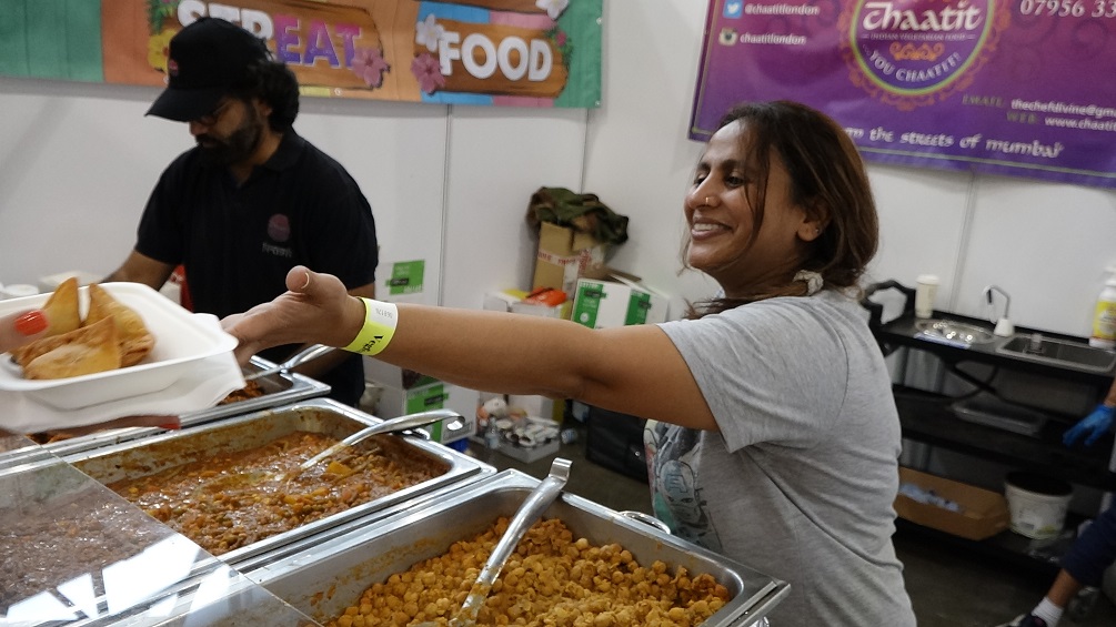 youtu.be/VYjsTJlBcOw 
Indian Street Food: Samosa Chaat, Masala Chips, Veg Curry, Jackfruit Tikka Wraps by "Chaatit" at VegFest, Olympia, London.
<a href="/chaatitlondon/">chaatit</a> 
<a href="/VegfestUK/">VegfestUK</a>