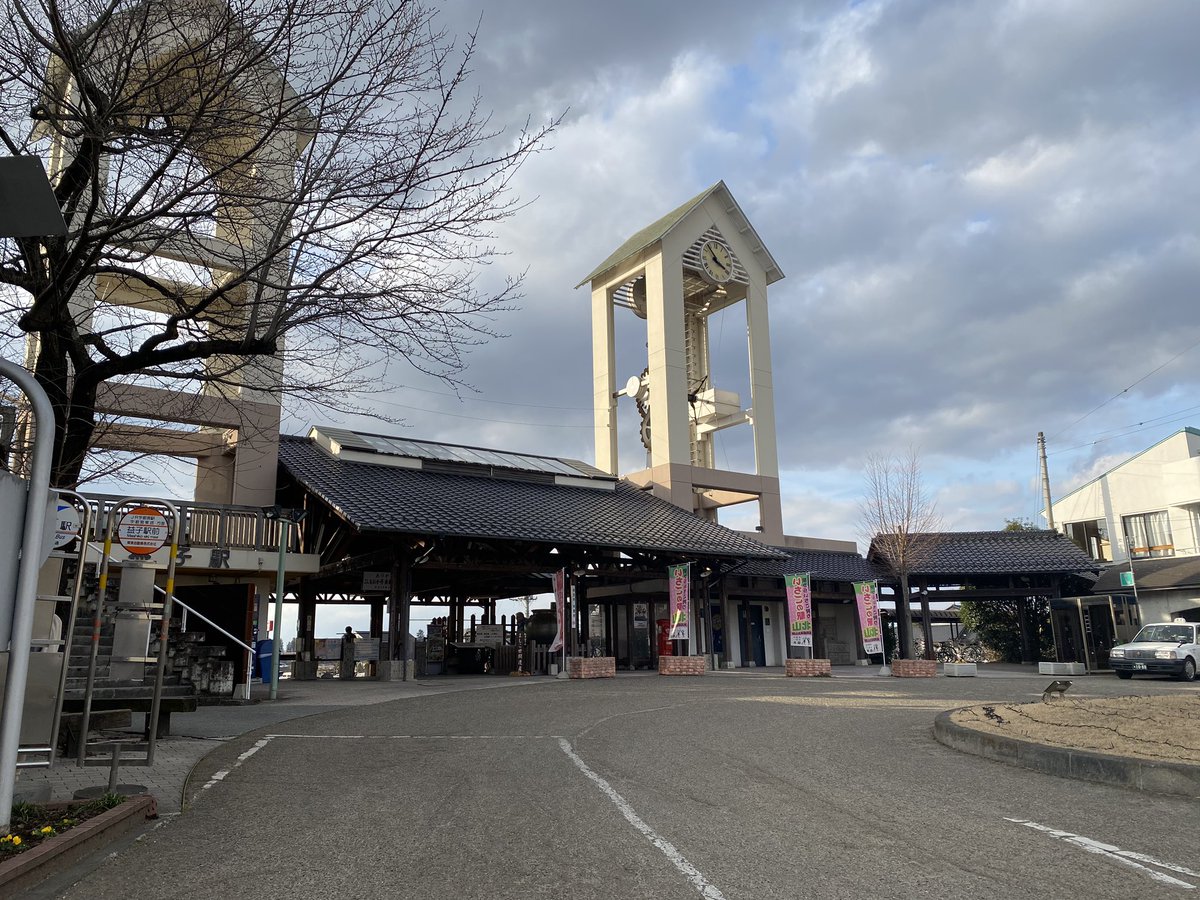 これは益子駅

3年前に描いた「栃木県の極み」という同人誌で、
「なんかよくんかんない振り子みたいなのがくるくる回ってる!」と書いたんだけど、
今日見に行ったら
回ってなかった(白目) 