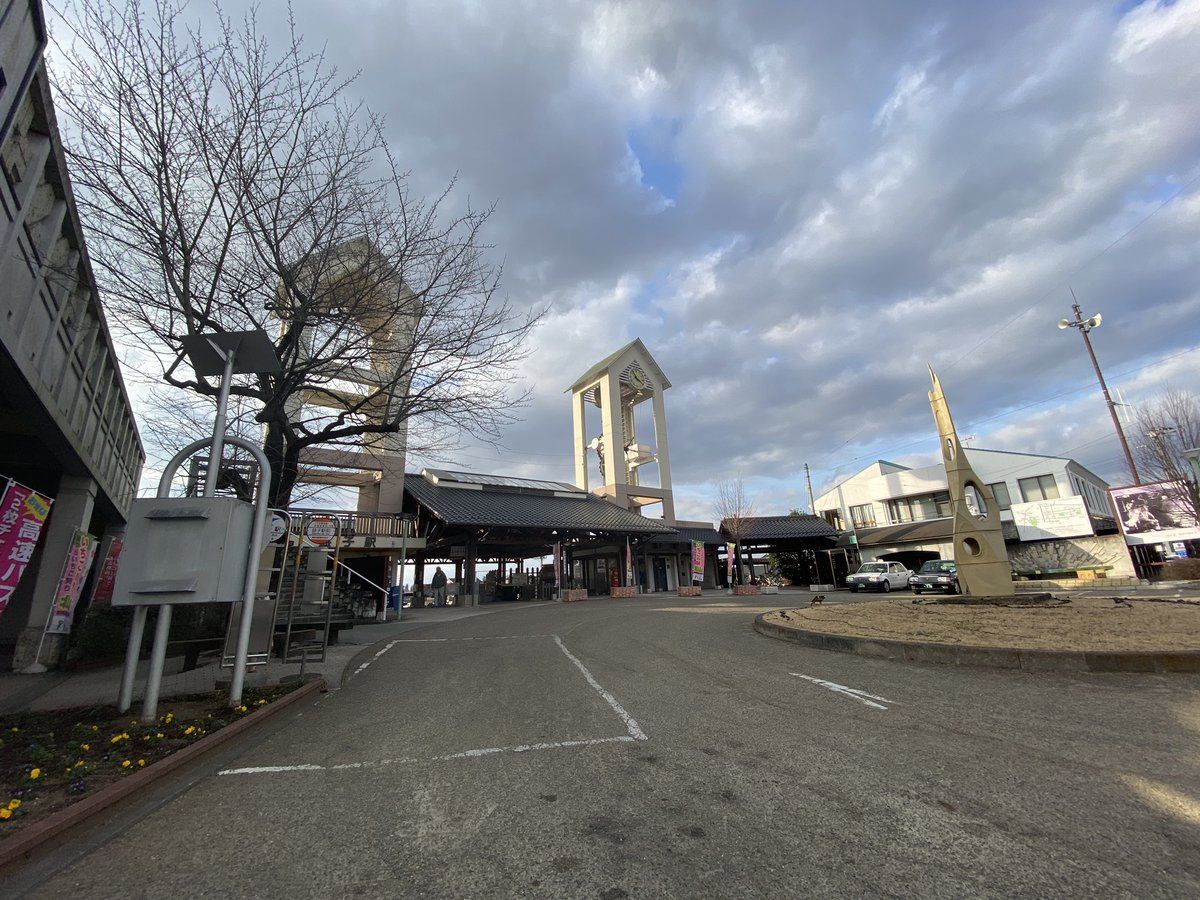 これは益子駅

3年前に描いた「栃木県の極み」という同人誌で、
「なんかよくんかんない振り子みたいなのがくるくる回ってる!」と書いたんだけど、
今日見に行ったら
回ってなかった(白目) 