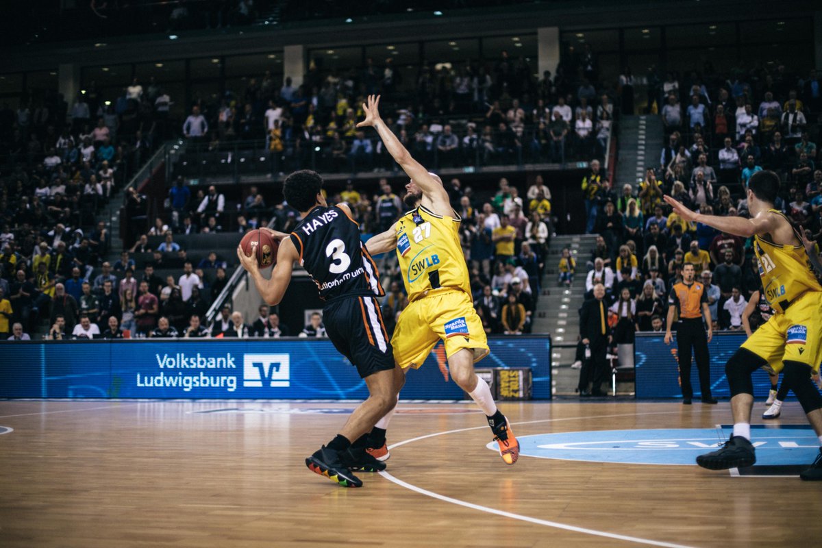 MHP_RIESEN's tweet photo. "Wenn du nicht bereit bist und du kommst gegen von Fintel, dann verlierst du, denn er ist immer zu 100 Prozent engagiert." | John #Patrick mit Blick auf Christian #vonFintel gegenüber Marco #Jaisle (@LKZ_online). Das Portrait über unser Energiebündel ▶️ https://t.co/u8b2YBzz15 https://t.co/aD05CSeU9L