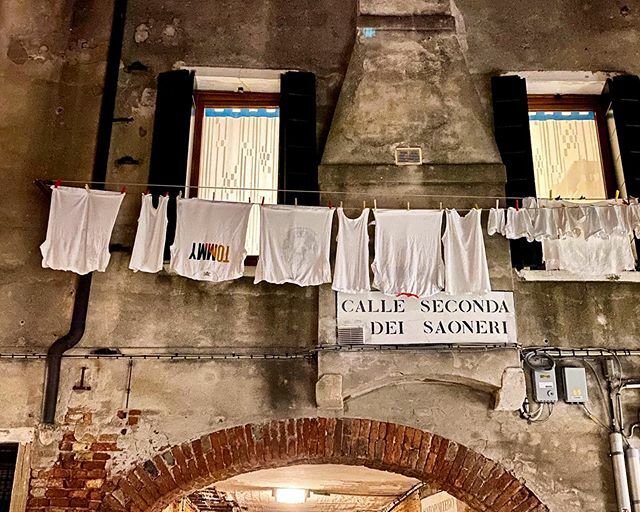 VeraClasse's tweet photo. ♥️ Ogni volta mi regala un’emozione nuova. Venezia è il luogo dove riesco a provare sentimenti di meraviglia, stupore e curiosità piû di qualsiasi altra città al mondo. Basta entrarci, guardare e sentire... Come una cosa semplice, come questo cortile che… https://t.co/Axo22OYIkG https://t.co/oXsmhgaO9R