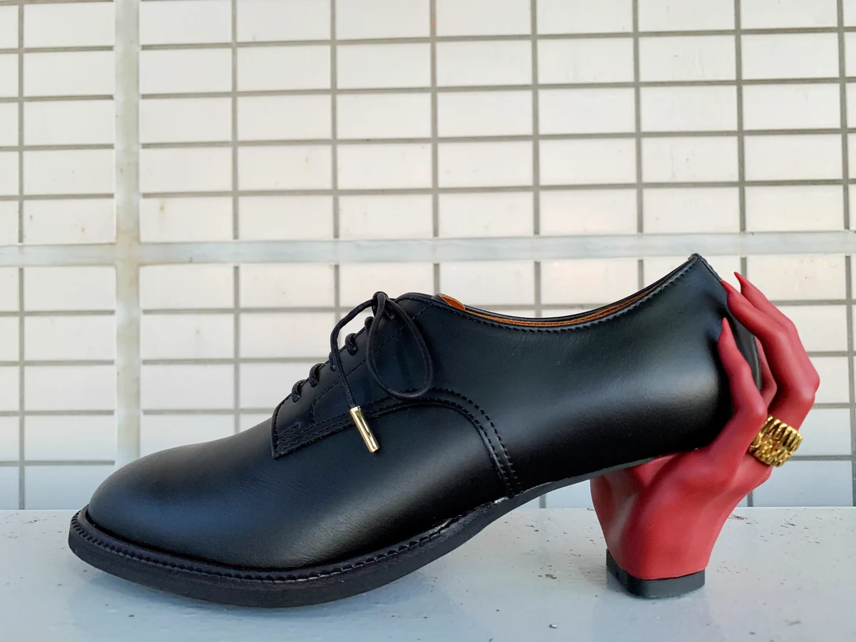 『その靴素敵ですね！どこのブランドですか？』 『僕のブランドです！！！(ﾄﾞﾔ)』 斬新な靴はこちら。