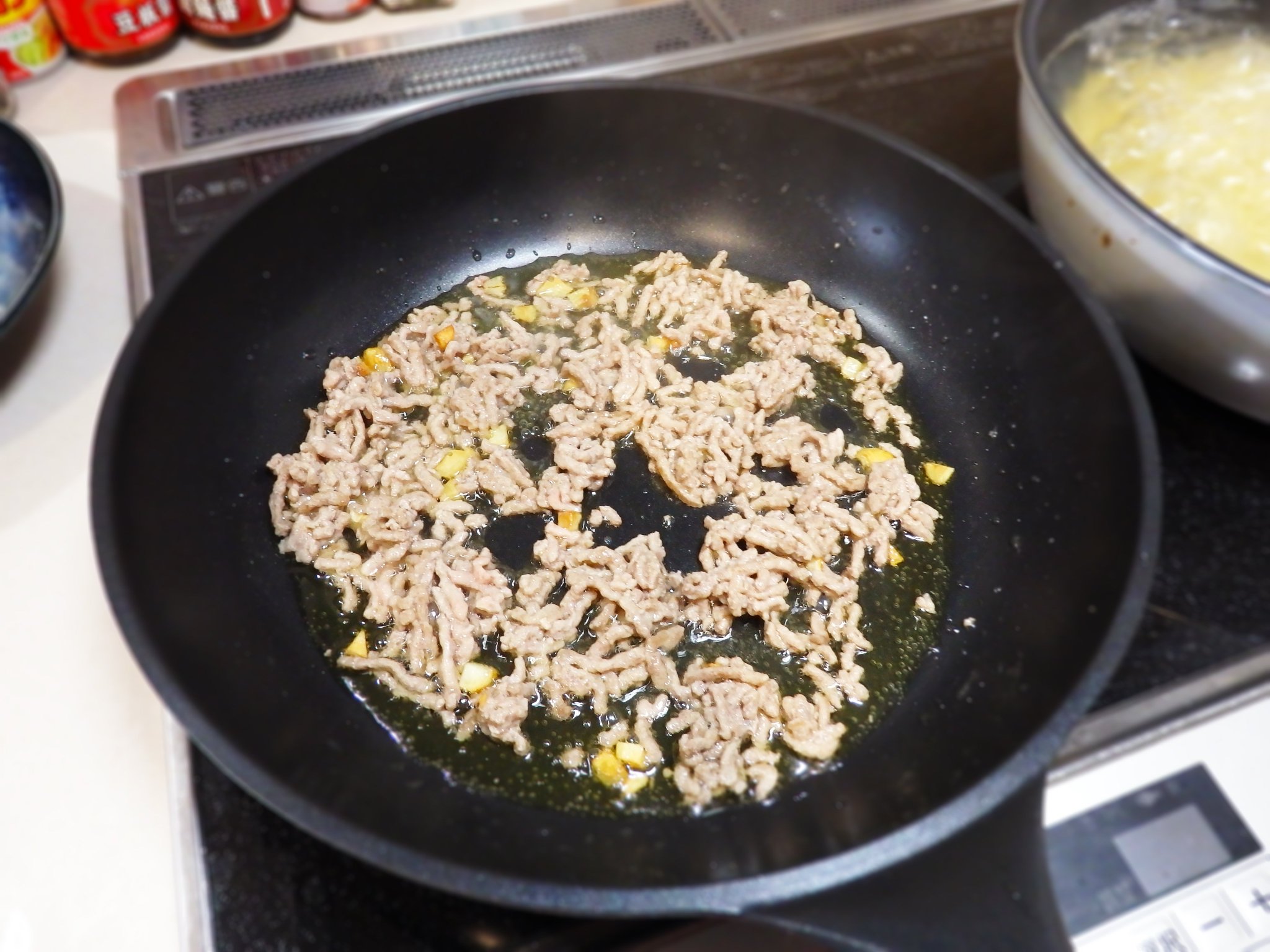 トータス杉村 おこもりレシピ 辛辛魚パスタ 1 まず夜食で 辛辛魚らーめん を食べて寝ます 余ったスープは冷蔵庫で保管 2 翌朝 オリーブ油でニンニクとひき肉を炒め辛辛魚スープを入れる 3 塩少々 牛乳でまろ味をつける 4 茹でたパスタとからめて トータス杉村 おこもりレシピ 辛辛魚パスタ 1 まず夜食で 辛辛魚らーめん を食べて寝ます 余ったスープは冷蔵庫で保管 2 翌朝 オリーブ油でニンニクとひき肉を炒め辛辛魚スープを入れる 3 塩少々 牛乳でまろ味をつける 4 茹でたパスタとからめて