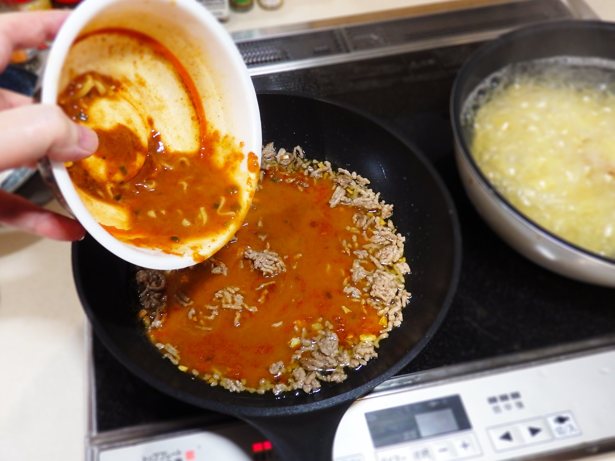 トータス杉村 おこもりレシピ 辛辛魚パスタ 1 まず夜食で 辛辛魚らーめん を食べて寝ます 余ったスープは冷蔵庫で保管 2 翌朝 オリーブ油でニンニクとひき肉を炒め辛辛魚スープを入れる 3 塩少々 牛乳でまろ味をつける 4 茹でたパスタとからめて トータス杉村 おこもりレシピ 辛辛魚パスタ 1 まず夜食で 辛辛魚らーめん を食べて寝ます 余ったスープは冷蔵庫で保管 2 翌朝 オリーブ油でニンニクとひき肉を炒め辛辛魚スープを入れる 3 塩少々 牛乳でまろ味をつける 4 茹でたパスタとからめて
