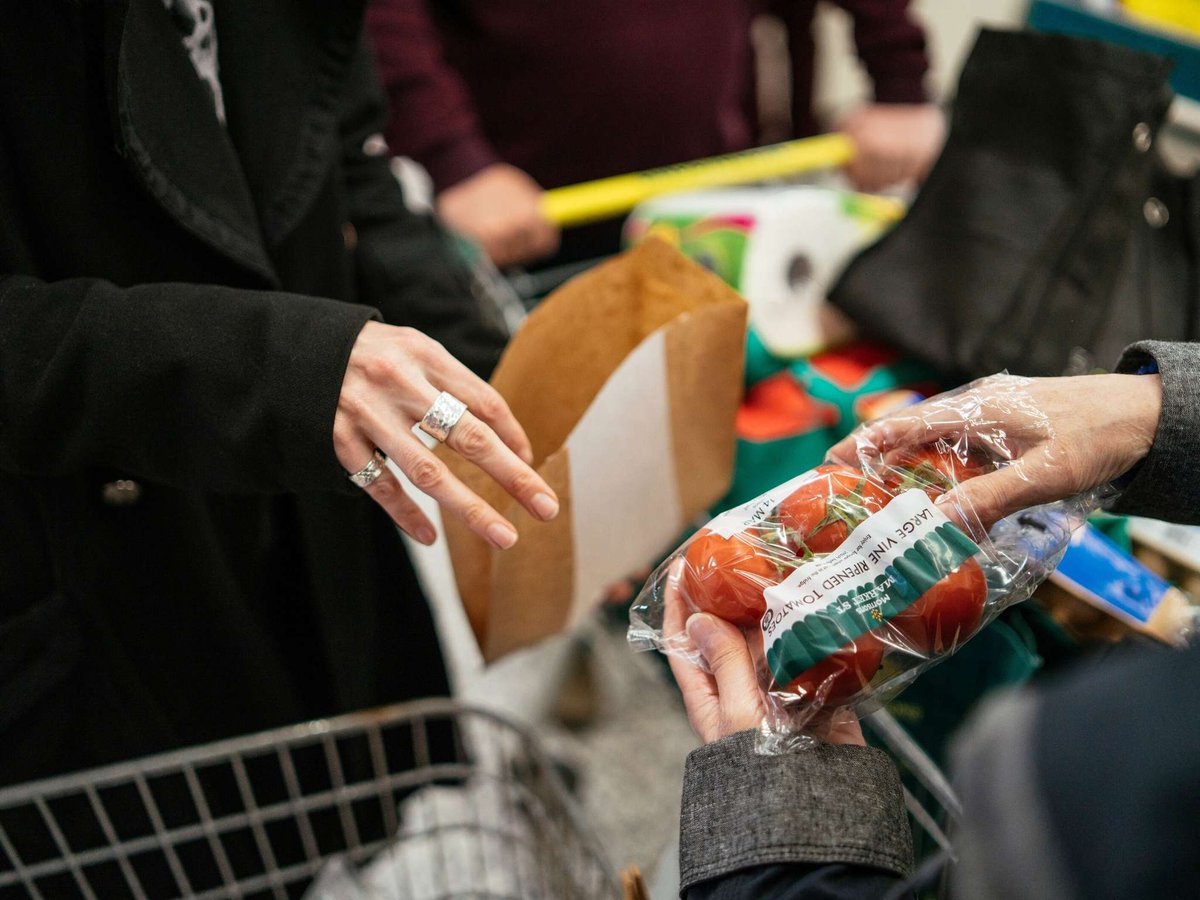 PebbleMagazine's tweet photo. Want to know what a #MassUnwrap is and how to get involved in @sascampaigns #lessplasticpackaging campaign?
⬇️♻️📣
https://t.co/V0oYoxA7xu
#EverydayActivism #LetsDoThis https://t.co/dO55bkXl3b