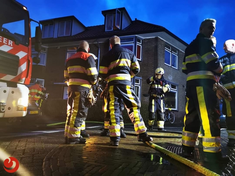 Brandweer in actie voor woningbrand - SNEEK – Aan de Willemstraat heeft zaterdagochtend omstreeks zeven uur brand gewoed.