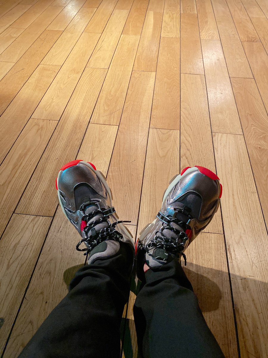 jenniecieg's tweet photo. Tell me gnan, your shoes are soo expensive right??😭
#iKONIC #ilovejinan #supportIKON https://t.co/DuQUOyZfHM
