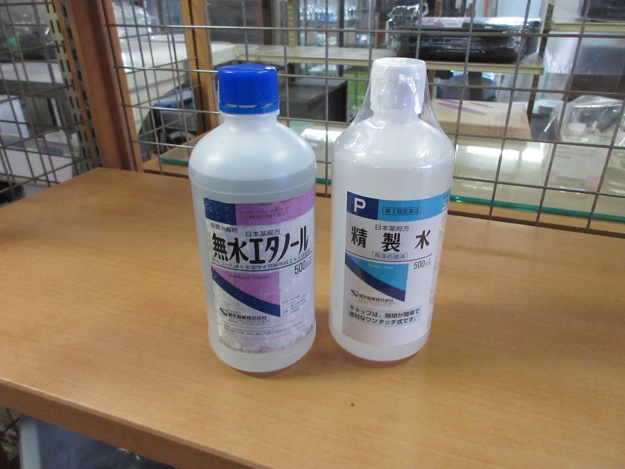 リユーズ 今日いらしたお客さんは消毒 液とマスクを探されて何と千葉から茨城へ 結局どこも売り切れで途方に暮れていました うちでは10年以上前からクリーニングに無水エタノール を使用していたのでとりあえず消毒液の作り方をお教えしました おおよそ無水