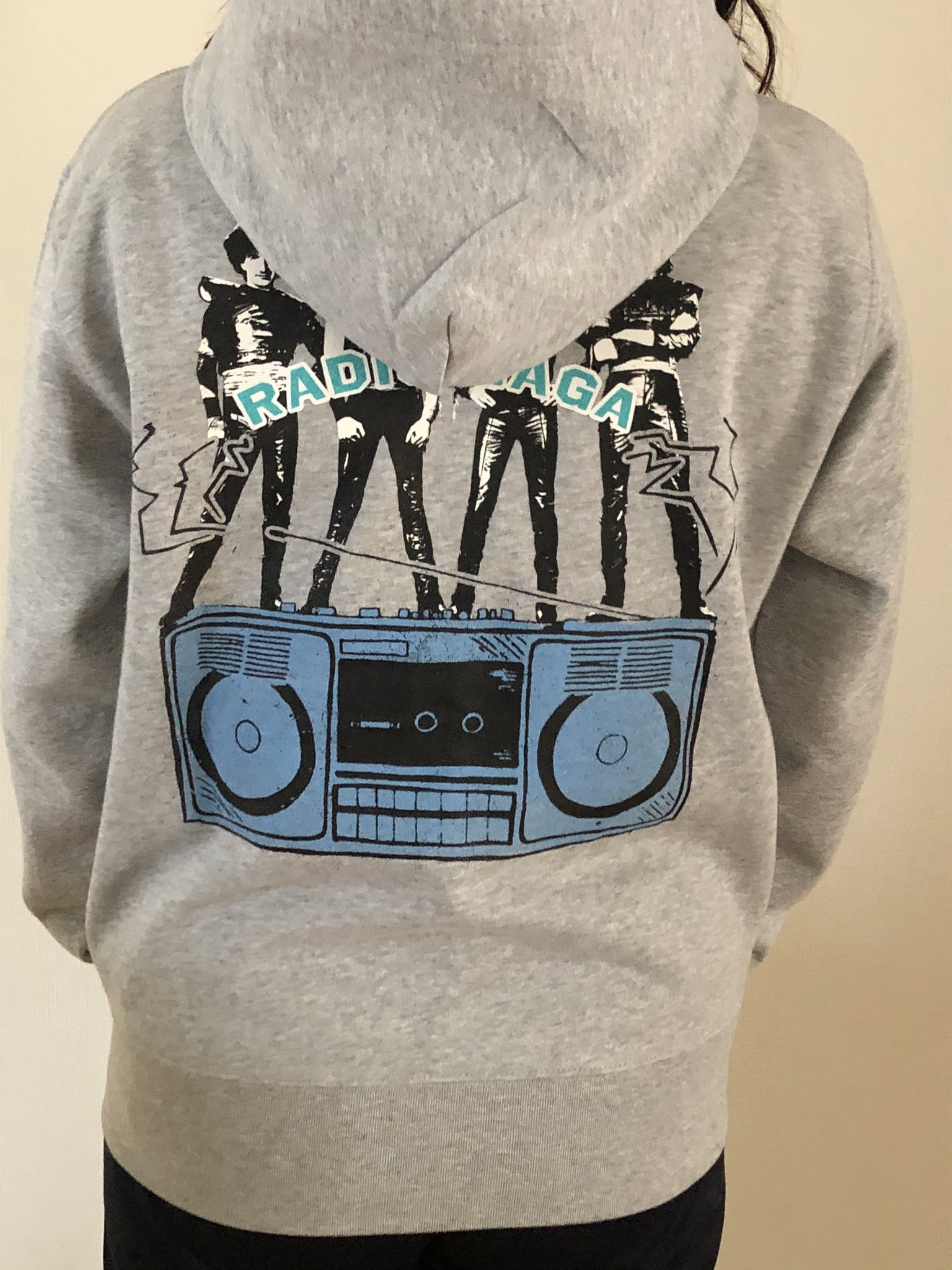 Akm 今日クイーン展で買ったradio Gagaのパーカー すごくかっこいいのです でもフードを下ろすとこうなります 顔が見えない 私の着方がまずい でも商品説明の写真がちょっとひどいと思うんです 明らかに顔が見えないの隠してませんか T Co