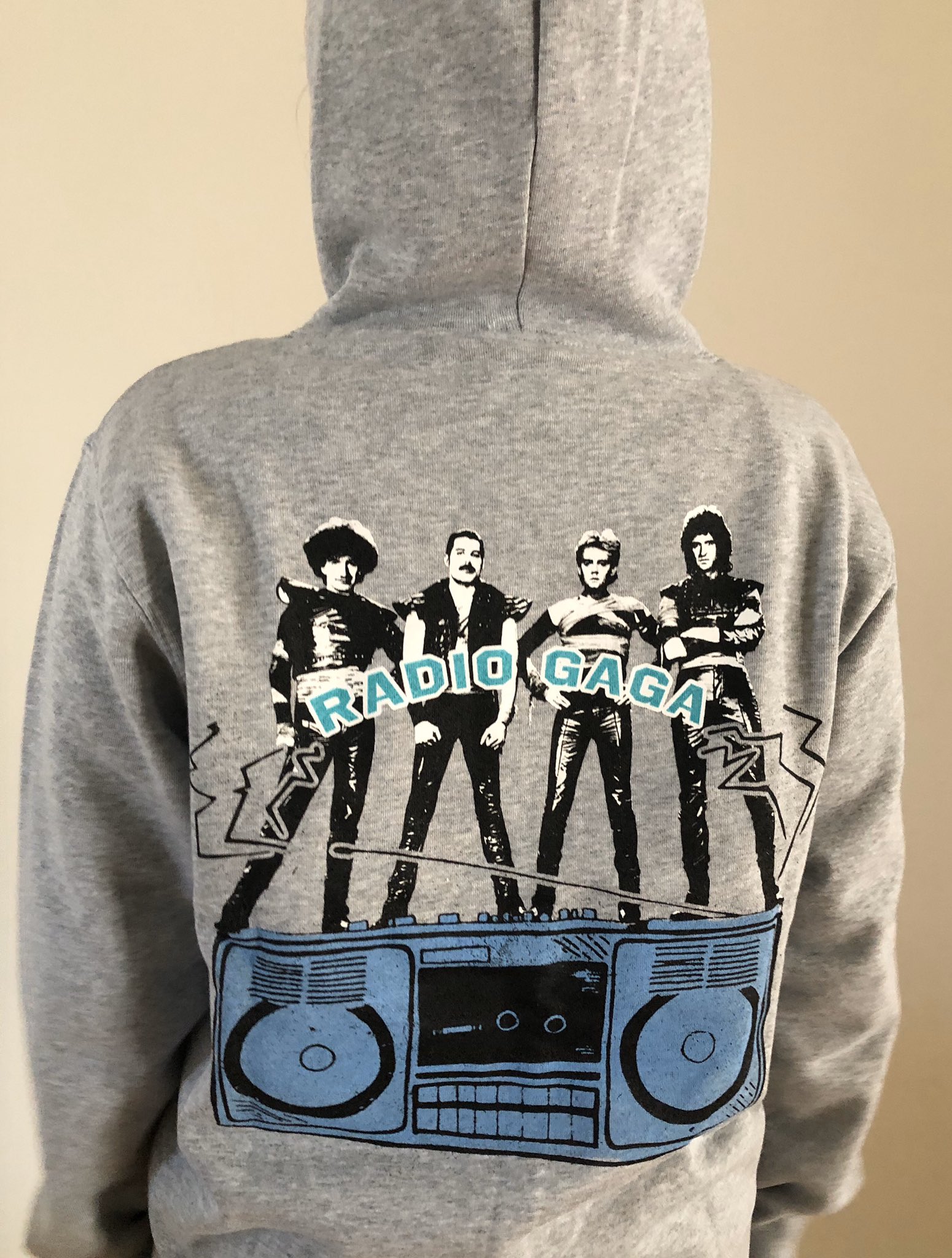 Akm 今日クイーン展で買ったradio Gagaのパーカー すごくかっこいいのです でもフードを下ろすとこうなります 顔が見えない 私の着方がまずい でも商品説明の写真がちょっとひどいと思うんです 明らかに顔が見えないの隠してませんか T Co