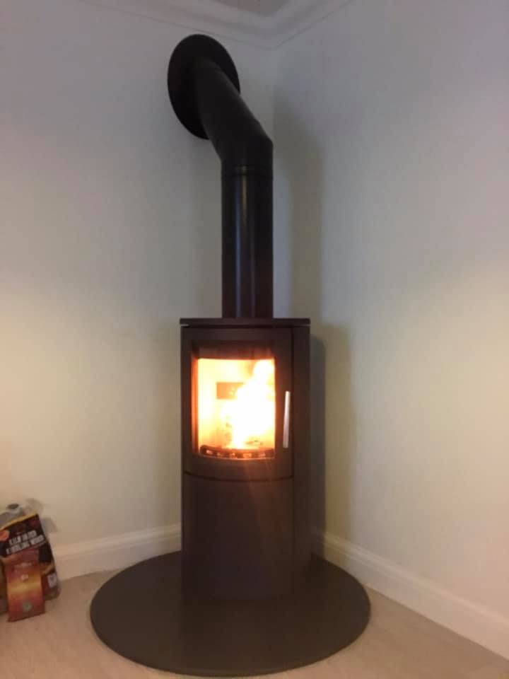 🔥🔥Simply Stoves Hull team was braving the weather today on Kingswood, Hull.
This property was a brand new build with no chimney, we installed a fantastic Varde Aura 1 freestanding stove sat on a slate teardrop shaped hearth with black twin wall insulated chimney system 🔥 🔥