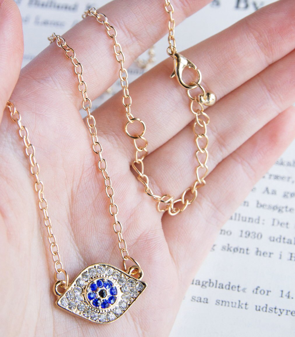 雑貨店wonder Trip 新商品のネックレスをweb Shopに掲載しました ラインストーンがついた目の形のネックレス と ブルーの大きなスクエア形ネックレスの2種類です T Co Dboqcjhytb