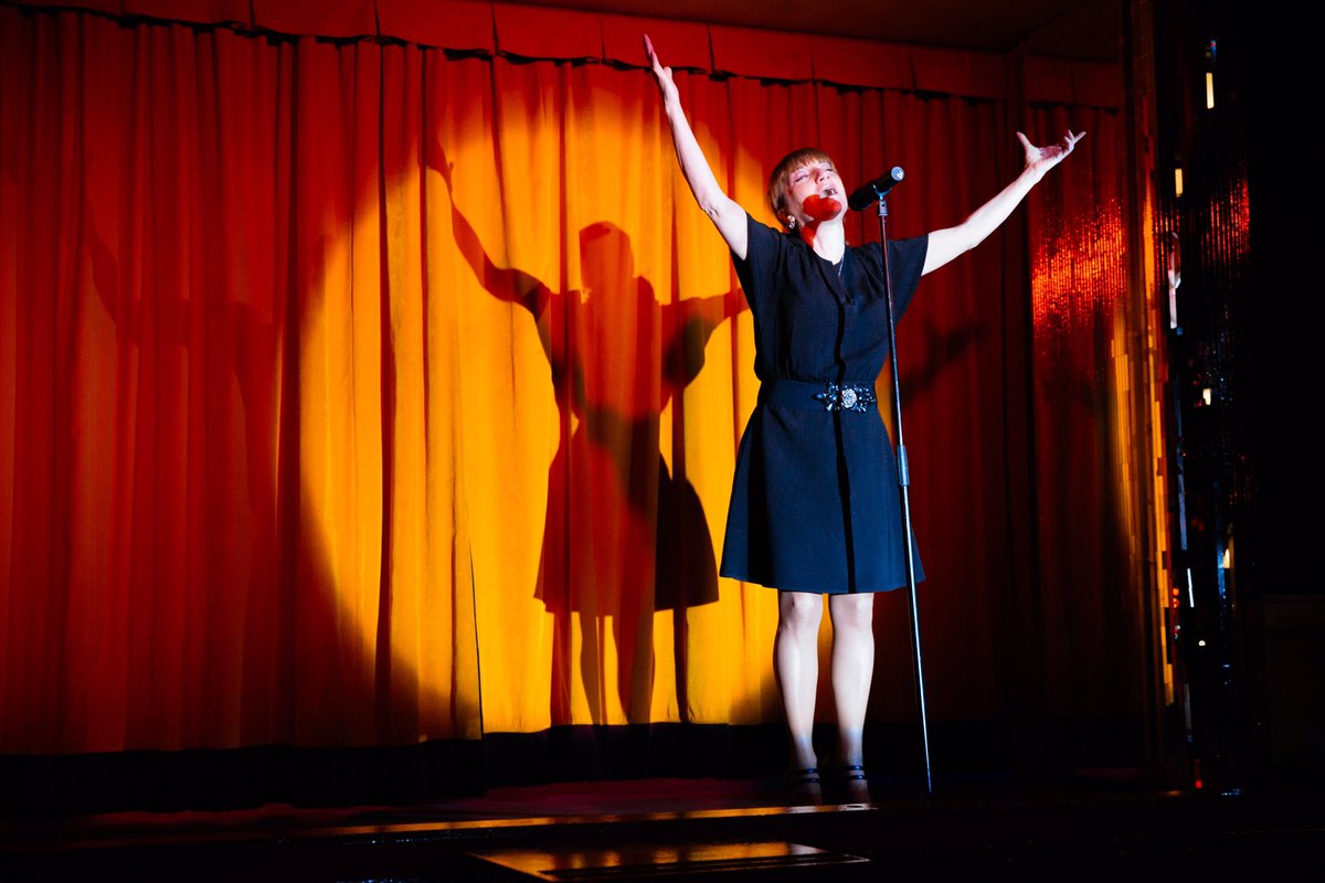 Hoy tenemos mucho trabajo , no esperan 4 sesiones a las , 17;00, 19;30, 23;00 o 1;00  de la madrugada . Puedes reservar en elplata.com #cenasgourmet #cabaret #espaciounico #fiestas  #copas #ocio #jotas #singers #eltubo #zaragoza