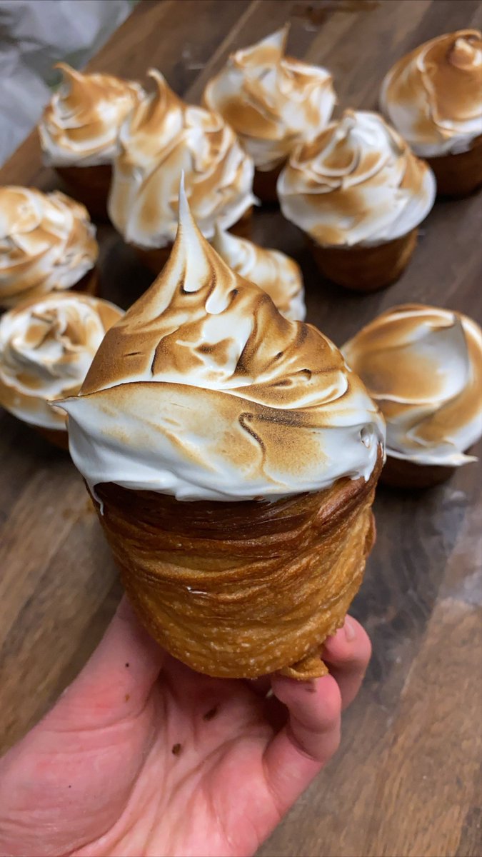 PlurBakery's tweet photo. Lemon Meringue cruffin!
Full of lemon curd and dipped in meringue... but not just any meringue it’s MARSHMALLOW meringue!
It’s a croissant, in the shape of a muffin and filled like a doughnut... Incase you were wondering.
#handlamination #obsessed #croissants #lamination https://t.co/mDfUjD7FkT