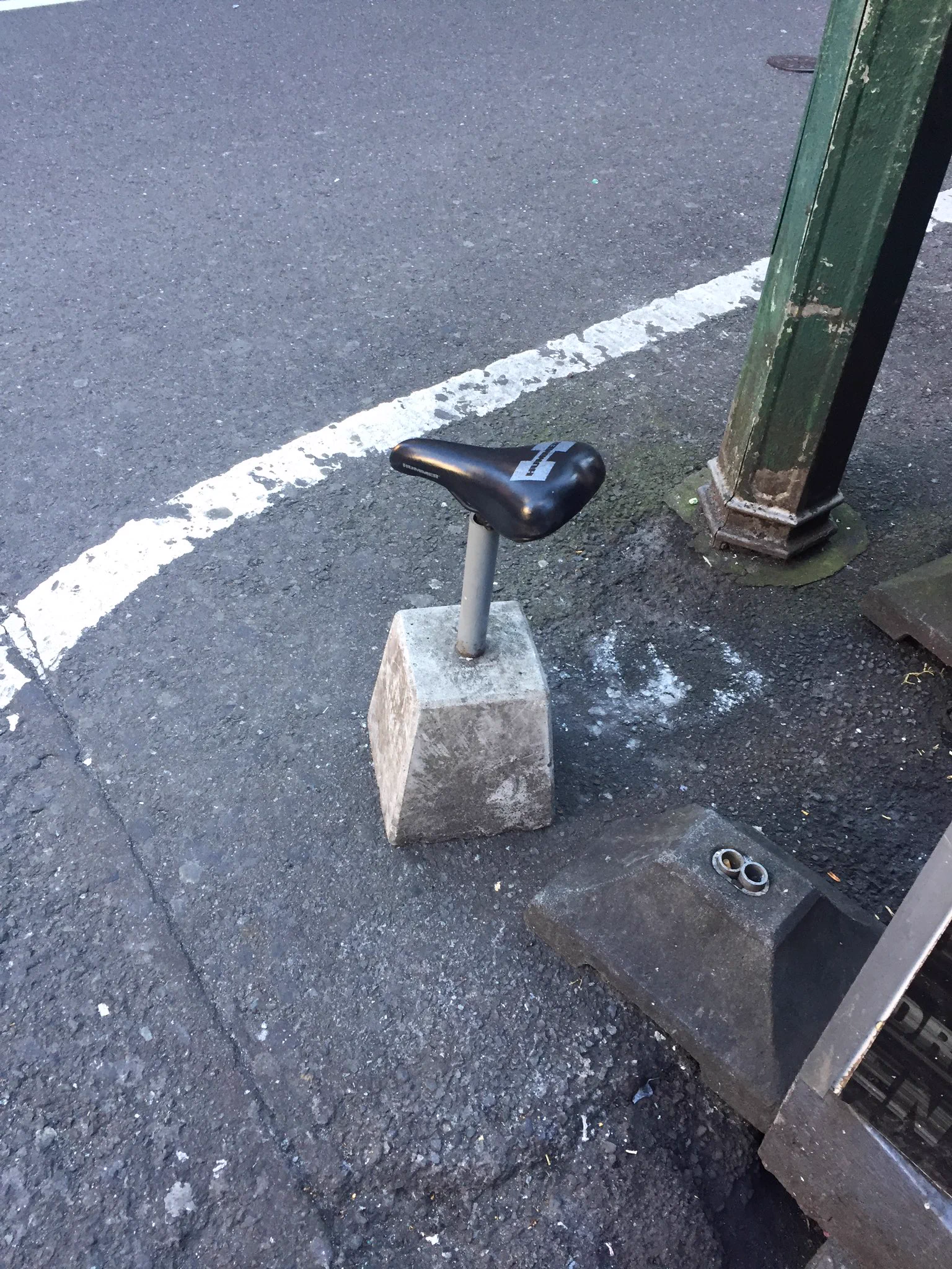 🚲サドルが話題になっているので。街角で見かけたサドルをご覧ください。椅子なんでしょうか？  