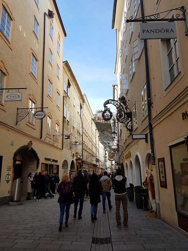 Things to do in #Salzburg #1: wander downtown: it's a Unesco heritage area and full of cute shops! Buy some mouth-watering food at the food market near the cathedral. And bite into a slice of Sachertorte! Blog post: leapintoadventure.com/a-weekend-in-s… #travelblog #traveltribe