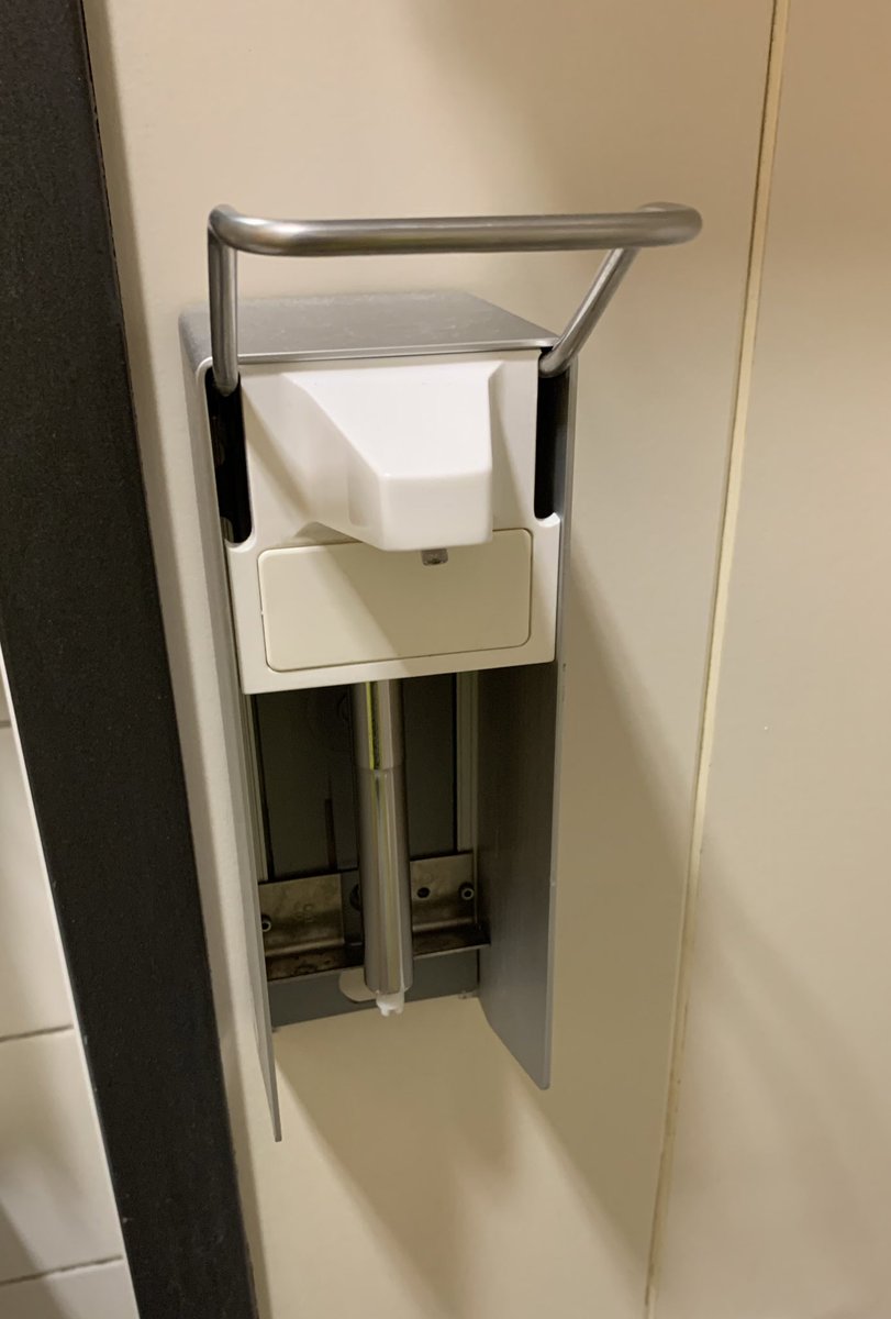 Caethan13's tweet photo. Auch hier wird inzwischen reihenweise Desinfektionsmittel aus offen zugänglichen Spendern geklaut.

HÖRT DAMIT AUF!

Das ist nicht nur strafbar, sondern gefährdet die Patientenversorgung weil sich Ärzte und Pfleger nicht mehr die Hände desinfizieren können.

#COVID2019 #COVID19 https://t.co/tTcxnVctDj