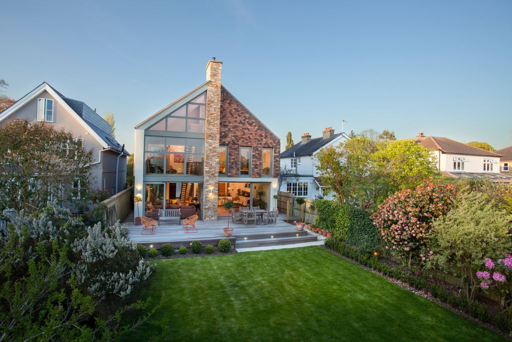 SelfBuildDesign's tweet image. @BespokeFrames have re-designed their website so that you can see gallery images categorised by project (contemporary, traditional, eco etc). Check out their new website now or visit them at the SelfBuild &amp;amp; Design East Show to find out more: buff.ly/2uxqwKx