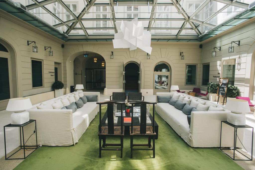 ZenitBudapest's tweet photo. In this year we have one extra day in February to enjoy Hotel Zenit Budapest Palace. https://t.co/KTOmeFzCgc