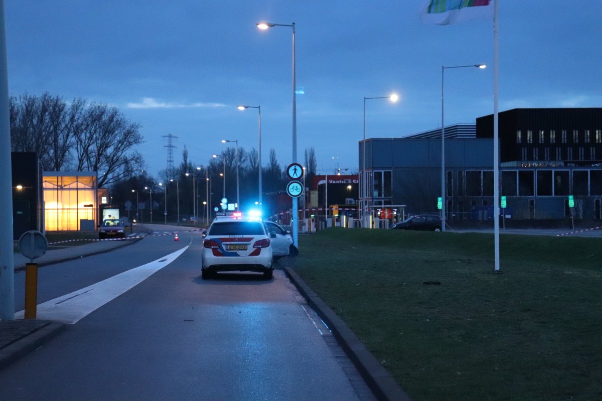 martindamen58's tweet photo. #Politie #schiet op vluchtende #verdachte(n)na #achtervolging van auto. Op terrein #NS werden meerdere #kogelhulzen aangetr. Auto Peugeot 108 tegen lichtmast,een verd sprong in water. Twee verd aangeh. Science park #Amsterdam oost. #PD afgezet voor onderzoek. @Politie_Adam https://t.co/bx097A0n7q