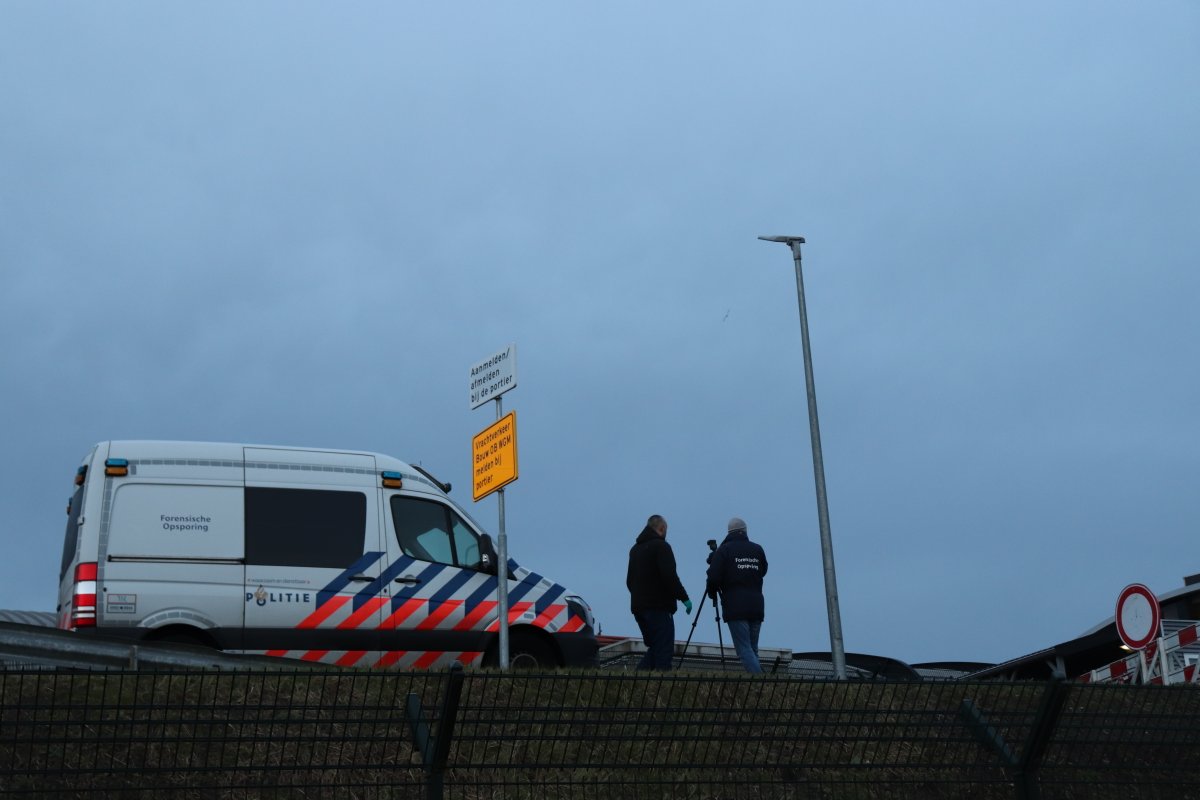 martindamen58's tweet photo. #Politie #schiet op vluchtende #verdachte(n)na #achtervolging van auto. Op terrein #NS werden meerdere #kogelhulzen aangetr. Auto Peugeot 108 tegen lichtmast,een verd sprong in water. Twee verd aangeh. Science park #Amsterdam oost. #PD afgezet voor onderzoek. @Politie_Adam https://t.co/bx097A0n7q