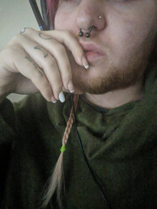 Can you tell I'm a bottom from my nails? ✨💘 https://t.co/eHN9pW1sed