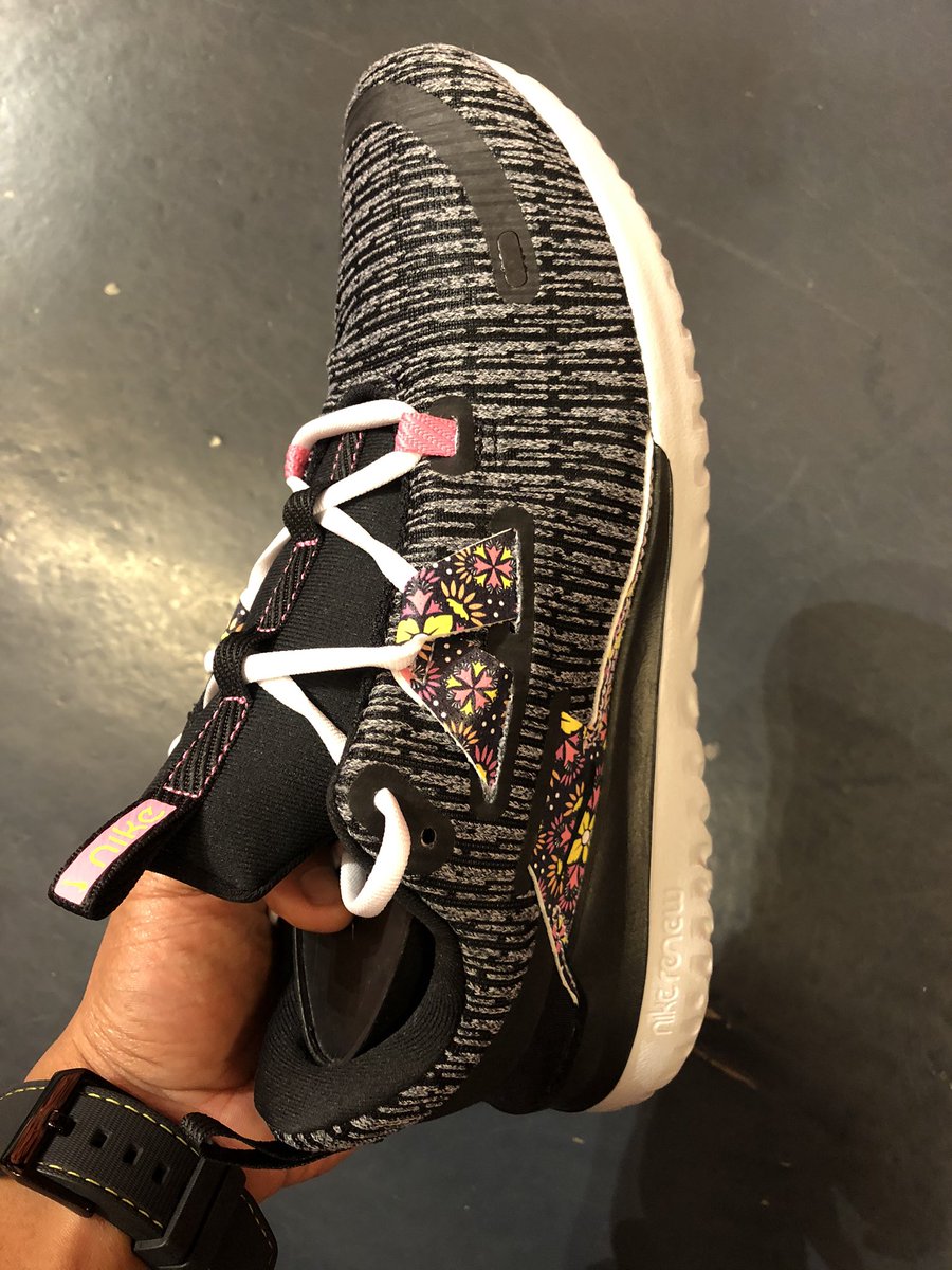 nike wmns nike renew arena