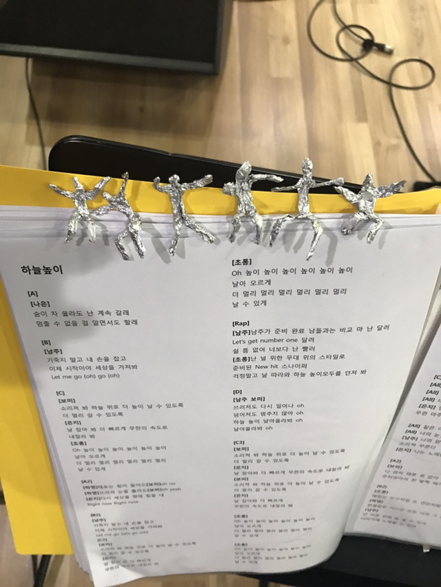36. 에이핑크 윤보미가 초콜릿 포장지로 만든 에이핑크