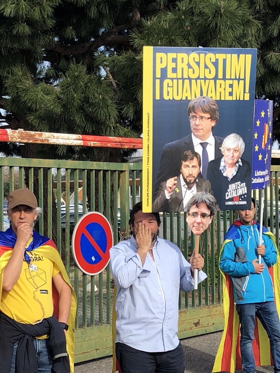 ToniRos26's tweet photo. Veig molta gernació, molt de ramat. Poques mascaretes. Prendrem mal... https://t.co/vVuZkjMSj9