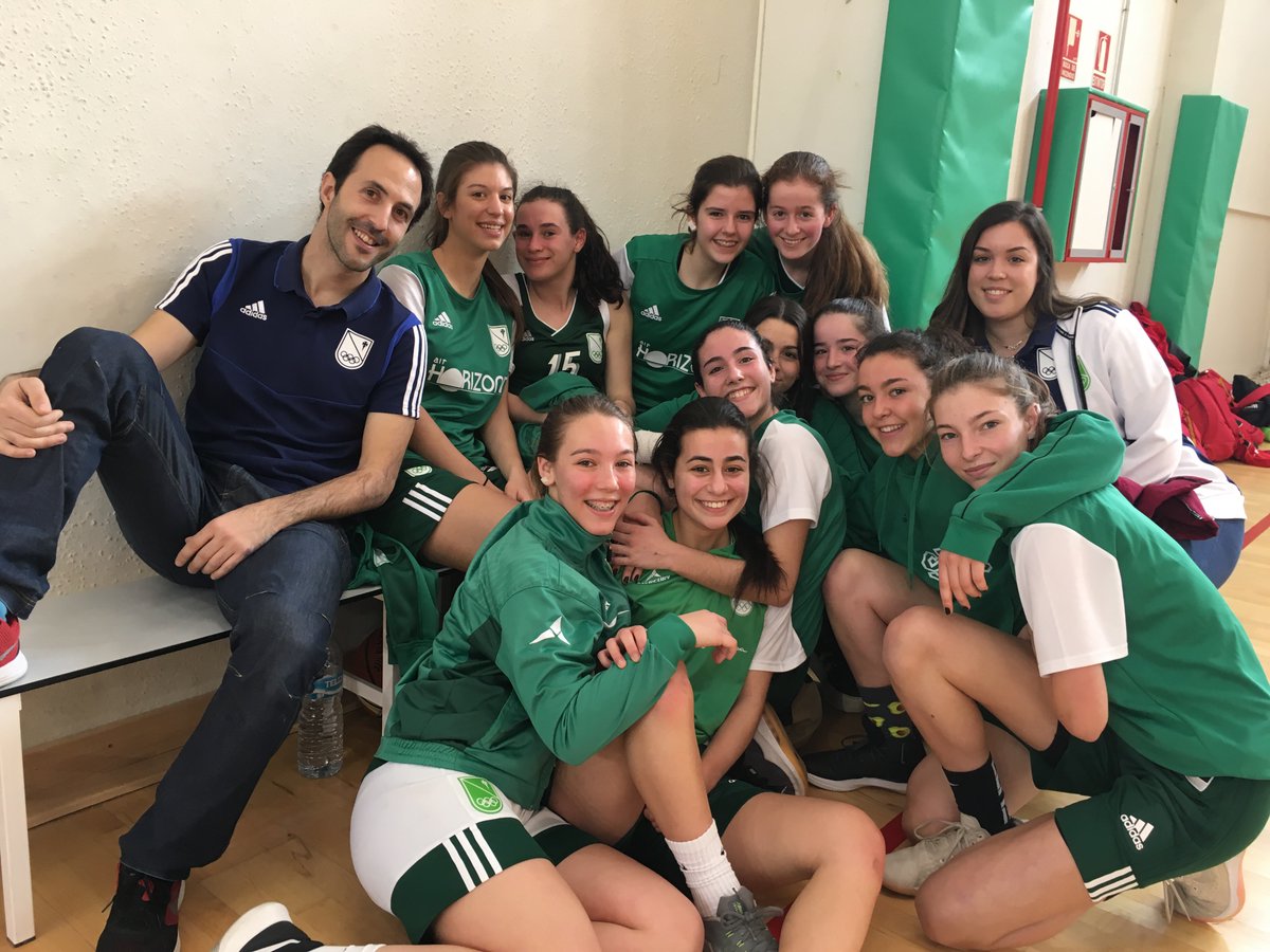 StCasab_BC's tweet photo. Gran partido de las cadetes en El Olivar para sellar su clasificación para la siguiente fase. Compartiendo el balón y la intensidad, claves en este equipo que sigue creciendo. 💚💚🏀🏀💪🏽💪🏽👏🏽👏🏽 #SomosStadium https://t.co/gqlMk31SS6
