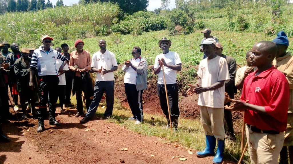 CommuneKiganda's tweet photo. #Burundi,Musitanteri arikumwe n'icegera c'umunyamabanga w'umugambwe CNDD FDD muri @CommuneKiganda b'ifadikanije n'abenegihugu mu bikorwa rusangi vyo kubungabunga ibarabara rihuza imitumba ya #Murambi,#Nyagisozi,#Kivyeyi na #Kayange @MuramvyaProv https://t.co/K3NQ3t6ocQ