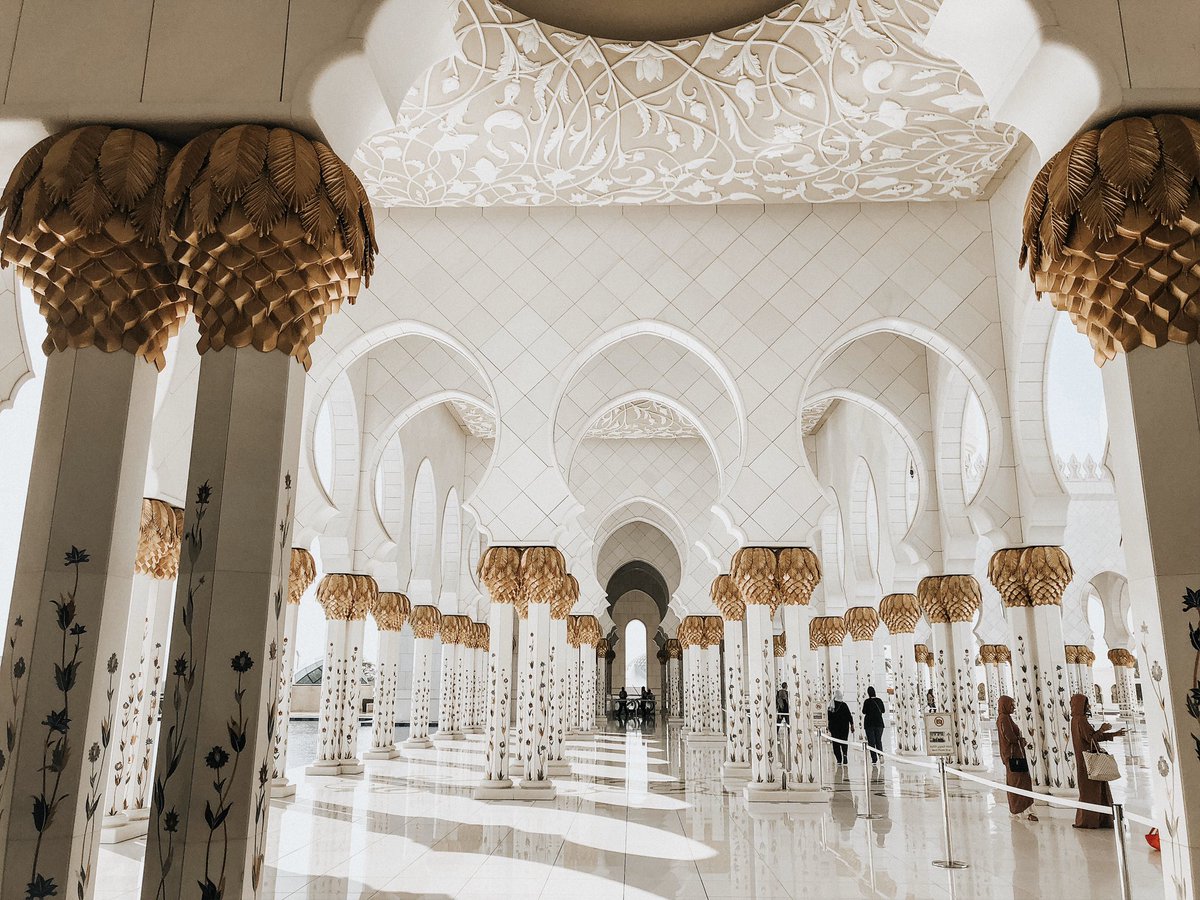 burnsbrandon67's tweet photo. The Sheikh Zayed Grand Mosque is an absolute stunning sight! What an amazing experience! #livelist https://t.co/70OfybYwDt