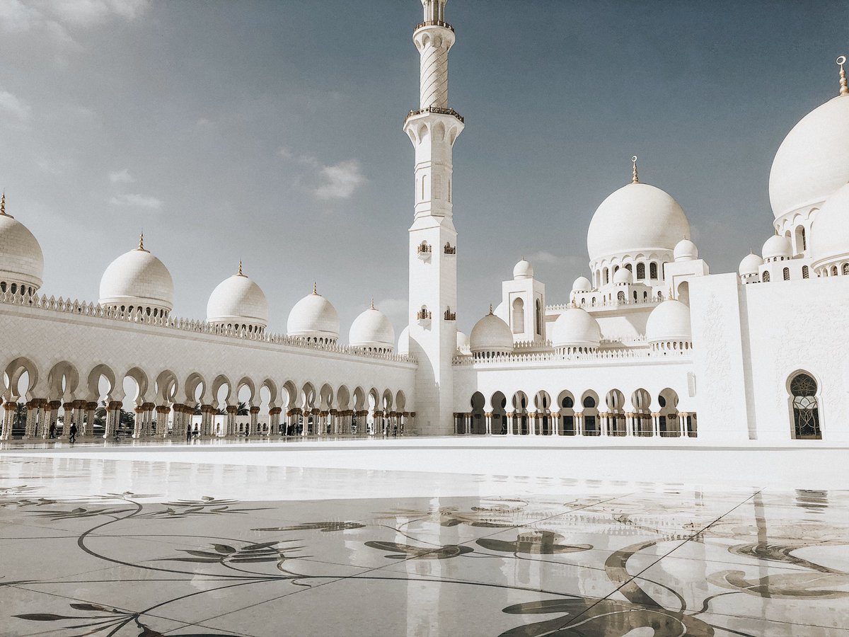 burnsbrandon67's tweet photo. The Sheikh Zayed Grand Mosque is an absolute stunning sight! What an amazing experience! #livelist https://t.co/70OfybYwDt
