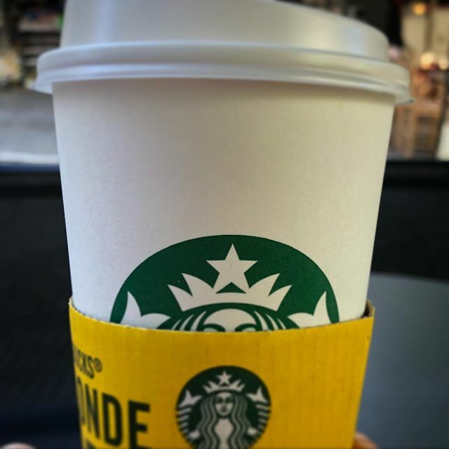 ponderingpdwn's tweet photo. Har i Aten blivit kär i Starbucks chai latte - men frågar nu mina lattevänner varför i hela helvete det heter ”chai latte”?? Är inte latte en varm dryck som innehåller mjölk? Riktig chai innehåller mig veterligt alltid mjölk så varför påpeka det i namnet… https://t.co/91LjDcFFCb https://t.co/5RWy4PFjVv