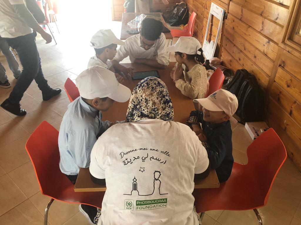 Phos_Foundation's tweet image. Children of Laayoune are now drawing their city as part of "Dessine-moi une ville" event. Their opinions are very important for a future city that meets their needs. #empoweringcommunities #dmuv #morocco