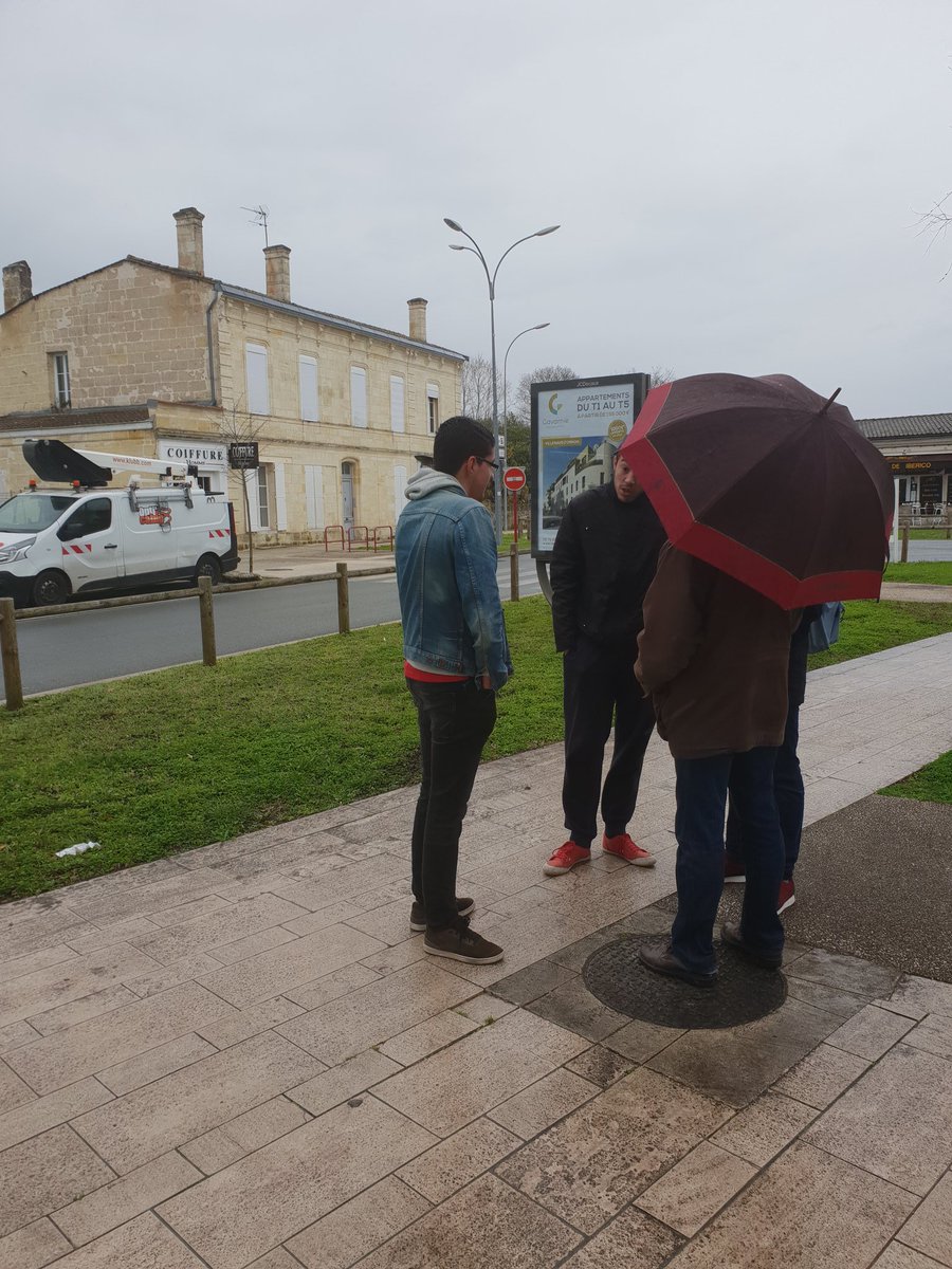 patricef1's tweet photo. Ce matin toujours mobilisés plus que jamais avec @FlorenceRialla1  Patrick Bouillot et les colistiers de la  liste @ChangerVO. 
#25ansçasuffit #municipale2020 #villenavedornon https://t.co/F157vUApGM