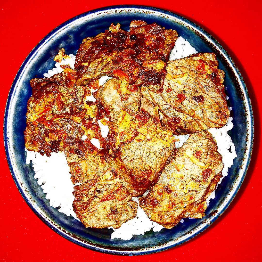 GameHoardings's tweet photo. #和树 の #KTT🥩#ステーキ丼 篇
#4年に一度の肉の日 #記念 も兼ね🎊#4年に一度 の #にんにくの日 記念に #どんぶりご飯 に #ガーリックステーキ をのせました。#肉 #肉の日 #うるう年 #うるう日 #2月29日 #ステーキ #お肉 #焼肉 #焼肉丼 #肉丼 #丼 #丼飯 #どんぶりごはん #KenTeaTime #FinderK #Kphoto https://t.co/9A4WVarMMu