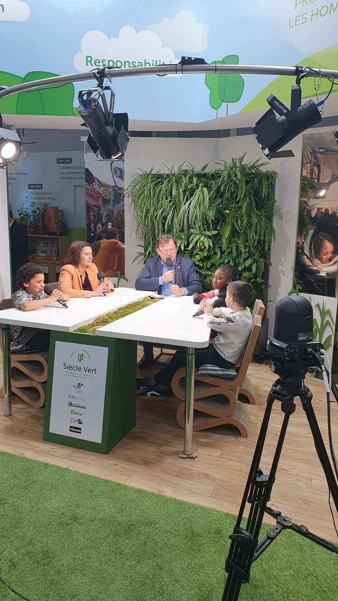 sieclevert's tweet photo. Des jeunes "agriculteurs" qui apprennent le métier suite à la création d'un projet d'apprentissage par la Mairie de Neuilly-Plaisance #SIA2020 #SiecleVert https://t.co/vaUXq7OHrJ
