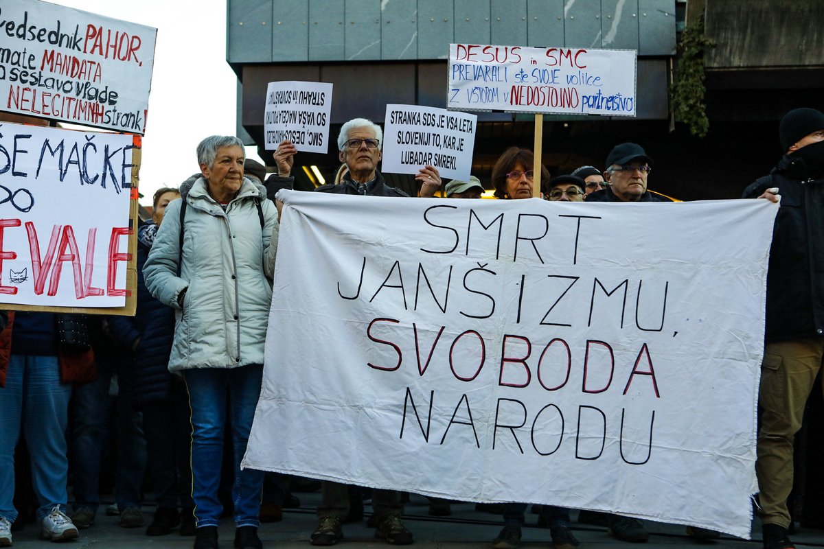 Demokracija1's tweet photo. (VIDEO+FOTO) Temna stran “Protesta proti sovraštvu”, ki so vam jo mediji zamolčali: V srbščini vzklikali “Ubi Janšu”, transparenti osebno žalili Počivalška in Pivčevo, Slapšakova omenjala “izdajalske podgane" https://t.co/c2csC1oqHl https://t.co/MtUoRfS6XG