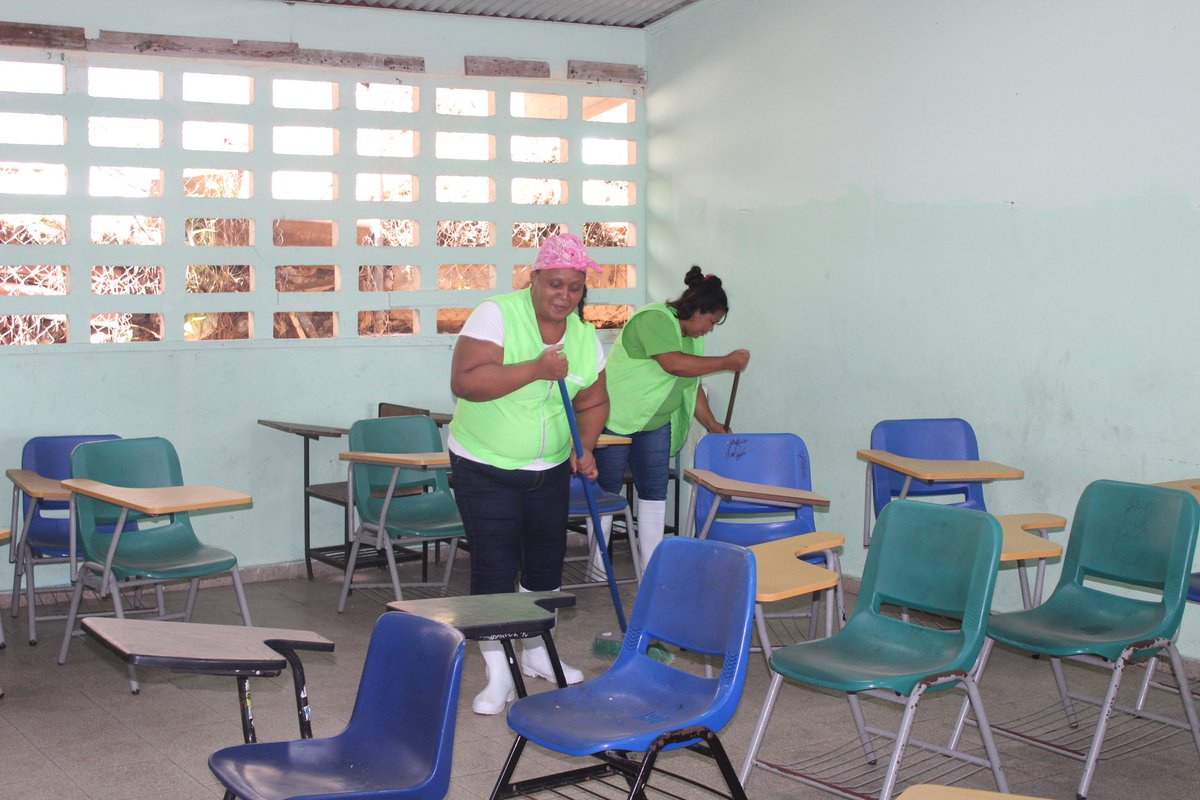 PenitenciarioPA's tweet photo. Inicia limpieza de la Escuela Amelia Denis de Icaza en San Miguelito, dentro del Plan Nacional de Mantenimiento 'Unidos en mi escuela', con un grupo de pivadas de libertad del CEFERE del programa #Extramuro @MeducaPma @MinGobPma #UnidosLoHacemos https://t.co/tOc7R4p1eY