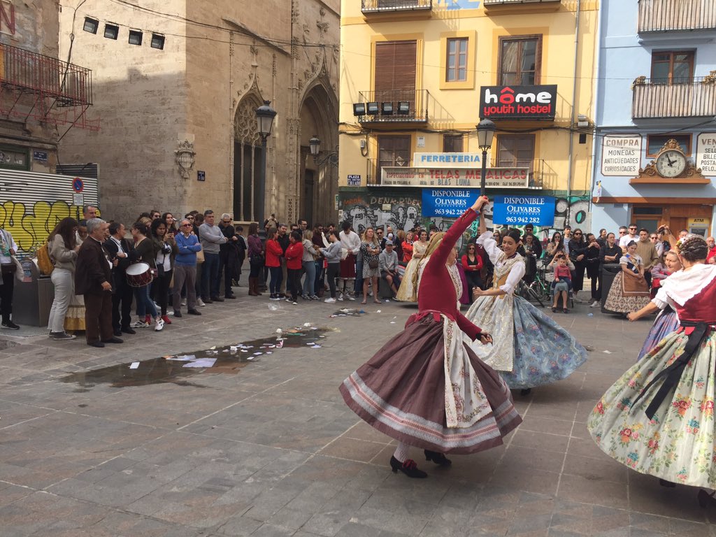 Una pena que una obra pensada para mejorar la imagen de la plaza Doctor Collado (soterramiento de contenedores) se haya acabado de forma defectuosa y termine generando suciedad y desluciendo actos culturales junto a La Lonja